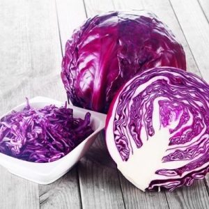 Enthält Eisen: Fleisch, Leber, Haferflocken, Linsen, Rotkohl, Vollkornbrot, Eigelb, Zwiebeln und Bananen.