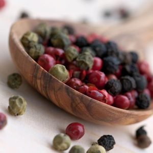 Flavonoide sind in der Pflanzenwelt weit verbreitet; Piperin ist das wichtigste Alkaloid in schwarzem Pfeffer